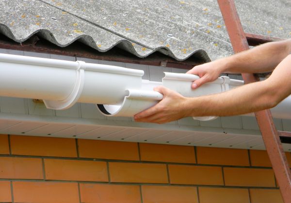 Gutter Hanging in Troy